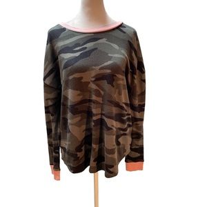 Kensie Green & Black Camo Print with Pink Trim Crew Neck Sweater Medium